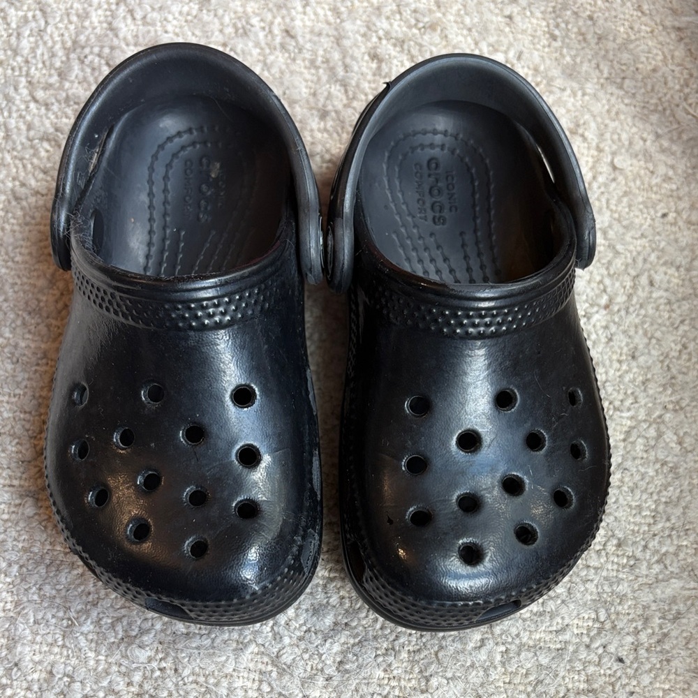 CROCS Kids Black Slip-On Sandals (Toddler 7)